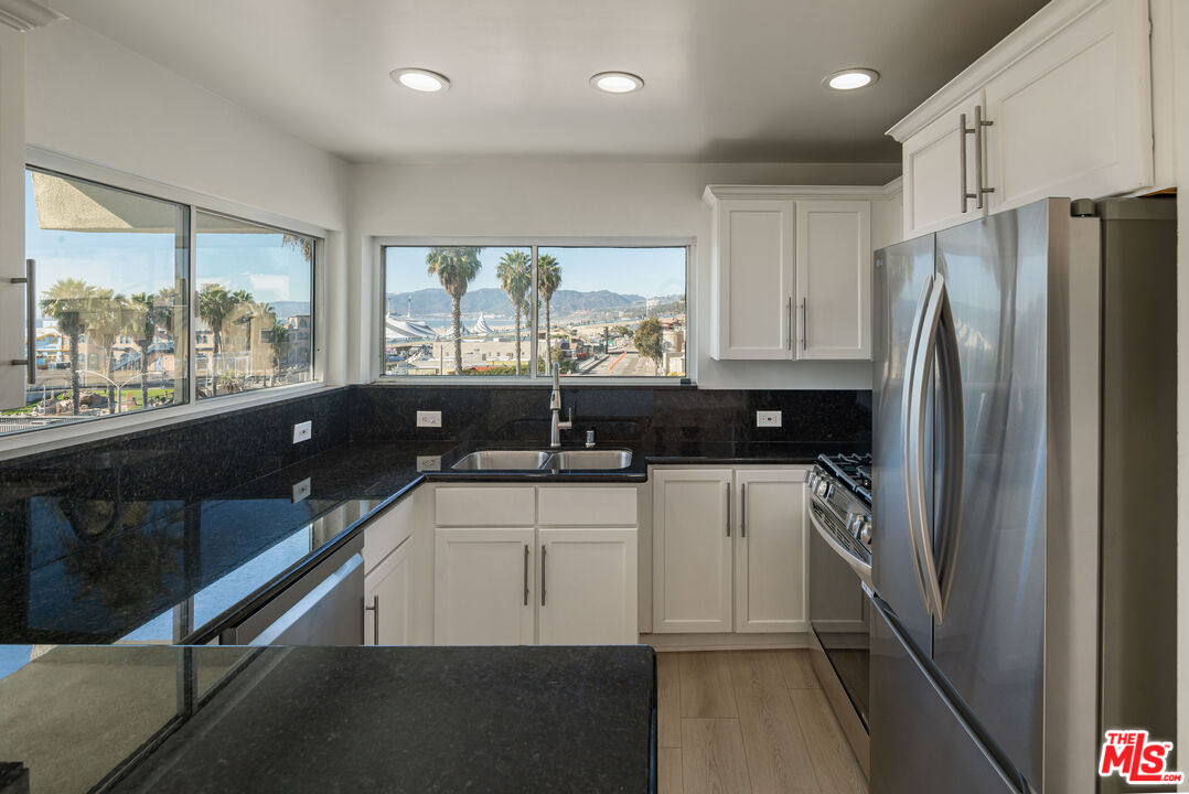 1649 Appian Way Unit: 207