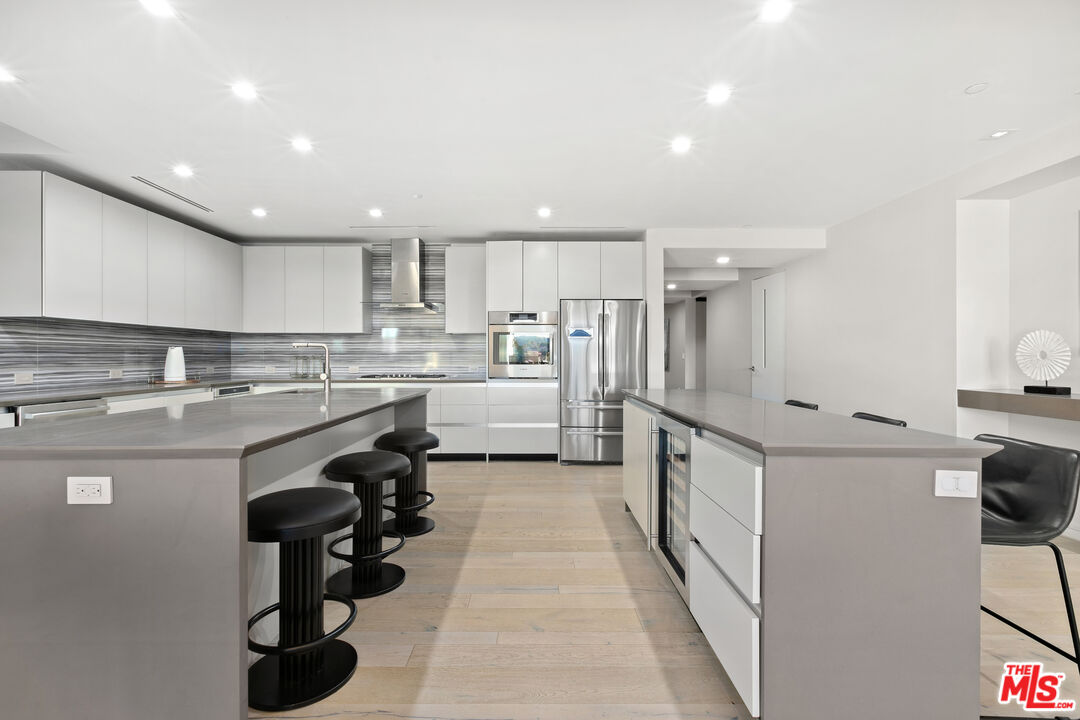 2391 Roscomare Rd Unit: 202