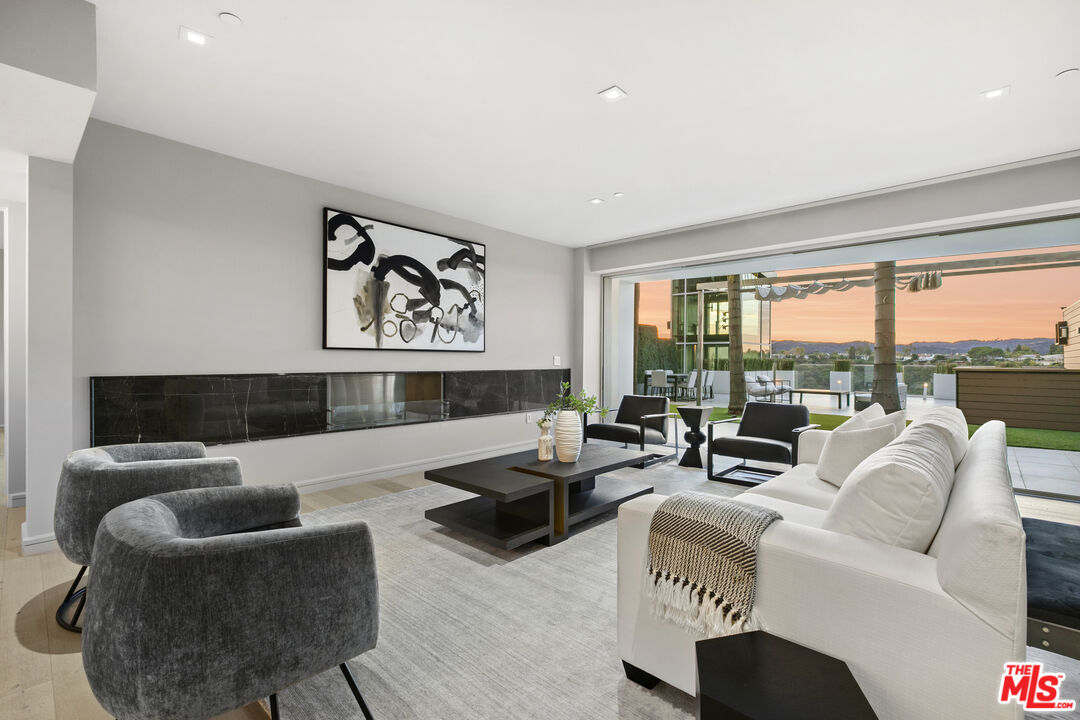 2391 Roscomare Rd Unit: 202