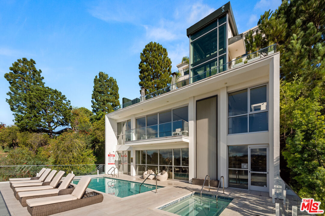 2391 Roscomare Rd Unit: 202