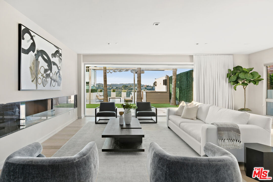 2391 Roscomare Rd Unit: 202