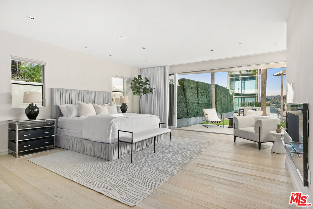 2391 Roscomare Rd Unit: 202