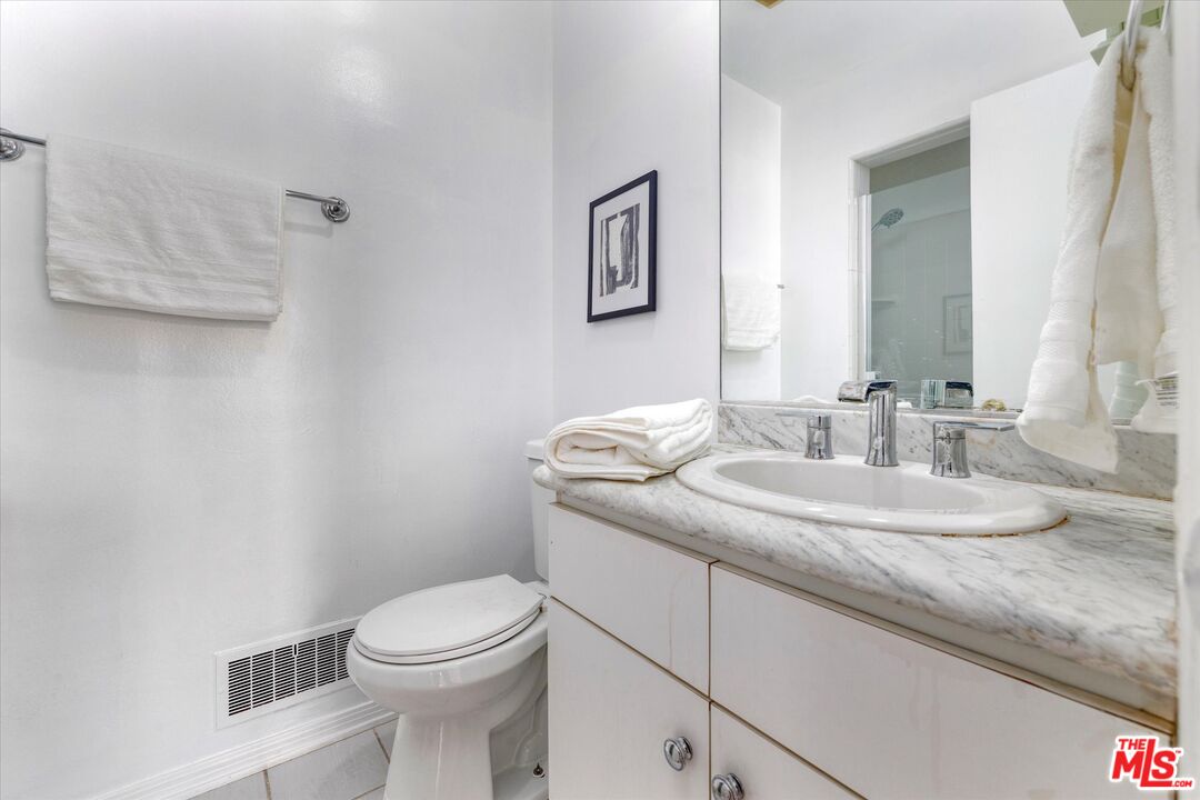 1275 N Harper Ave Unit: 4