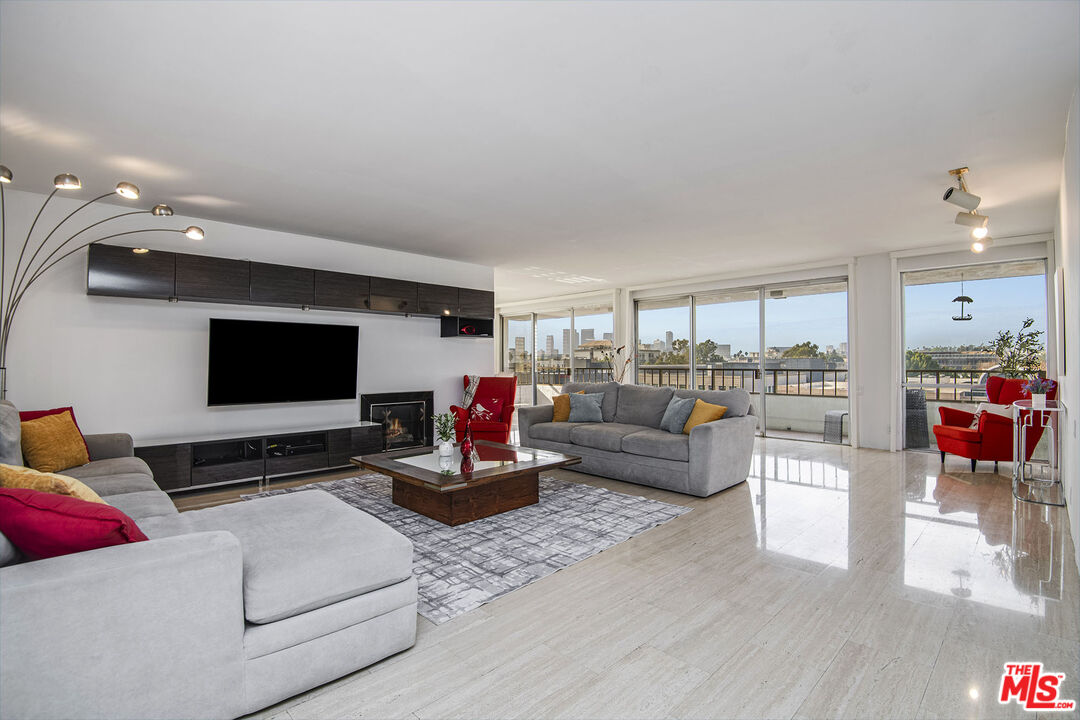 339 N Palm Dr Unit: 601