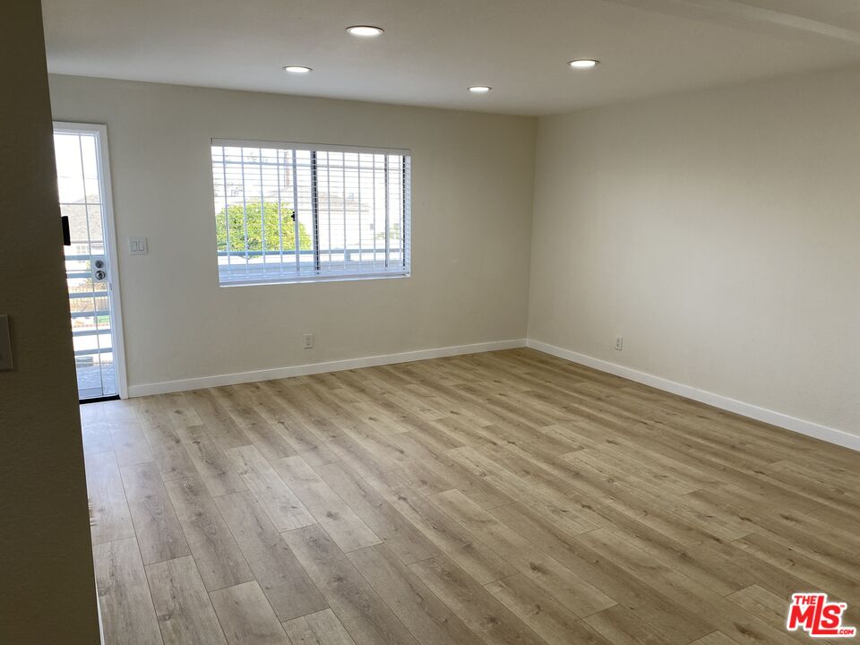 516 Venice Way Unit: 2