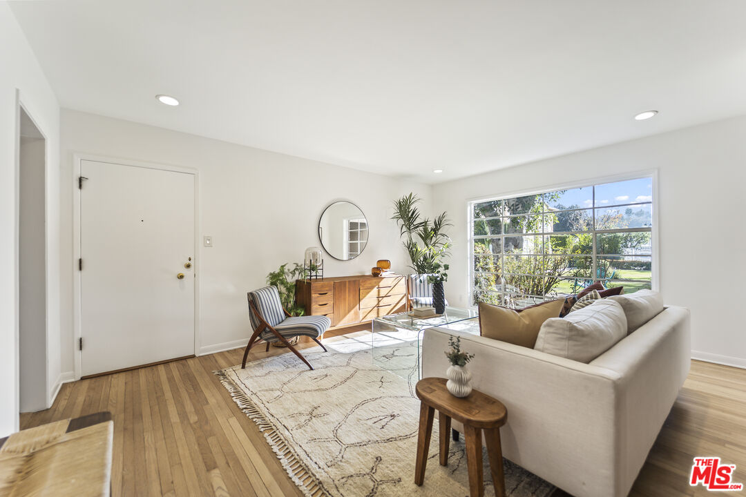 939 N Glendale Ave Unit: 3