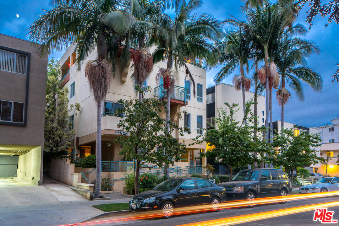 11824 Darlington Ave Unit: PH3