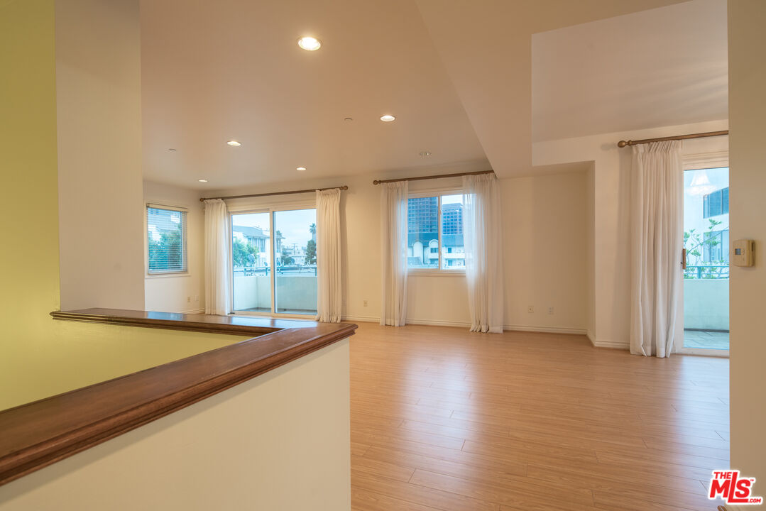 11824 Darlington Ave Unit: PH3