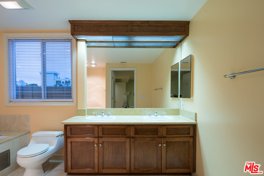 11824 Darlington Ave Unit: PH3