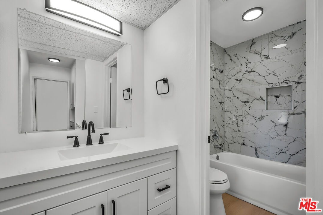 7301 Lennox Ave Unit: D03