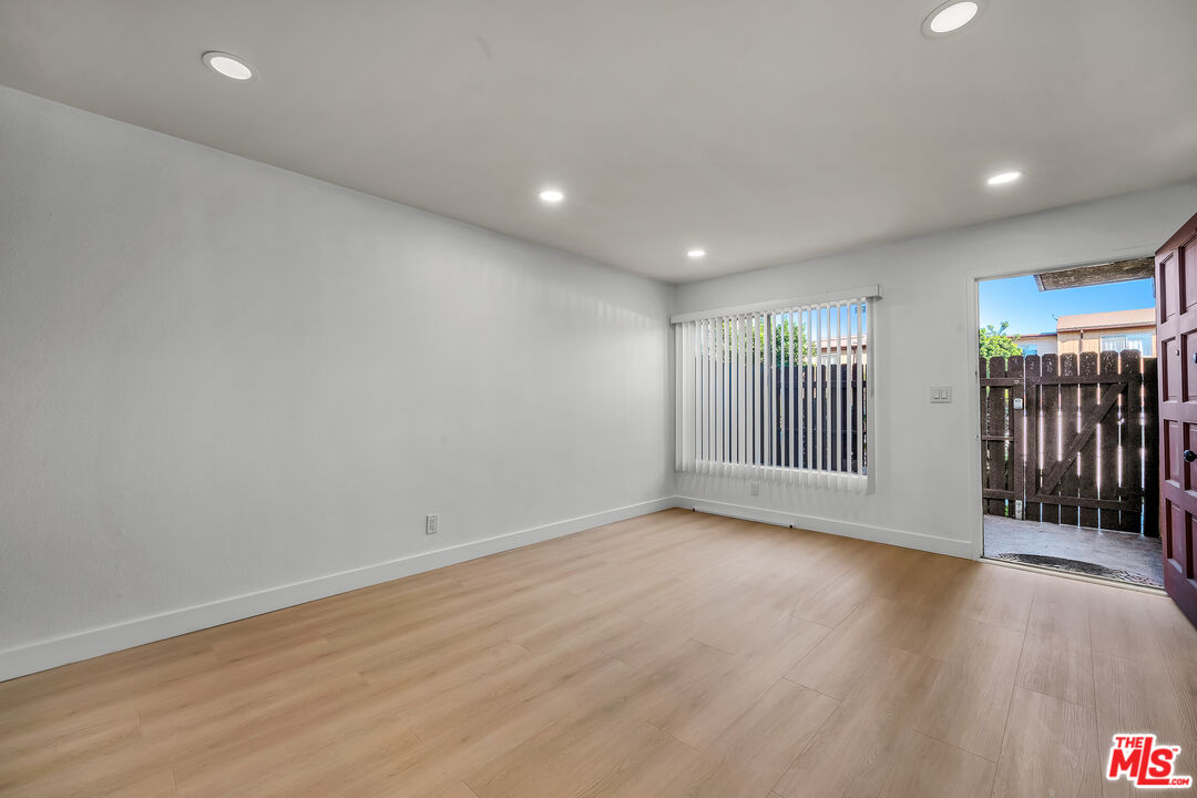 7301 Lennox Ave Unit: D03