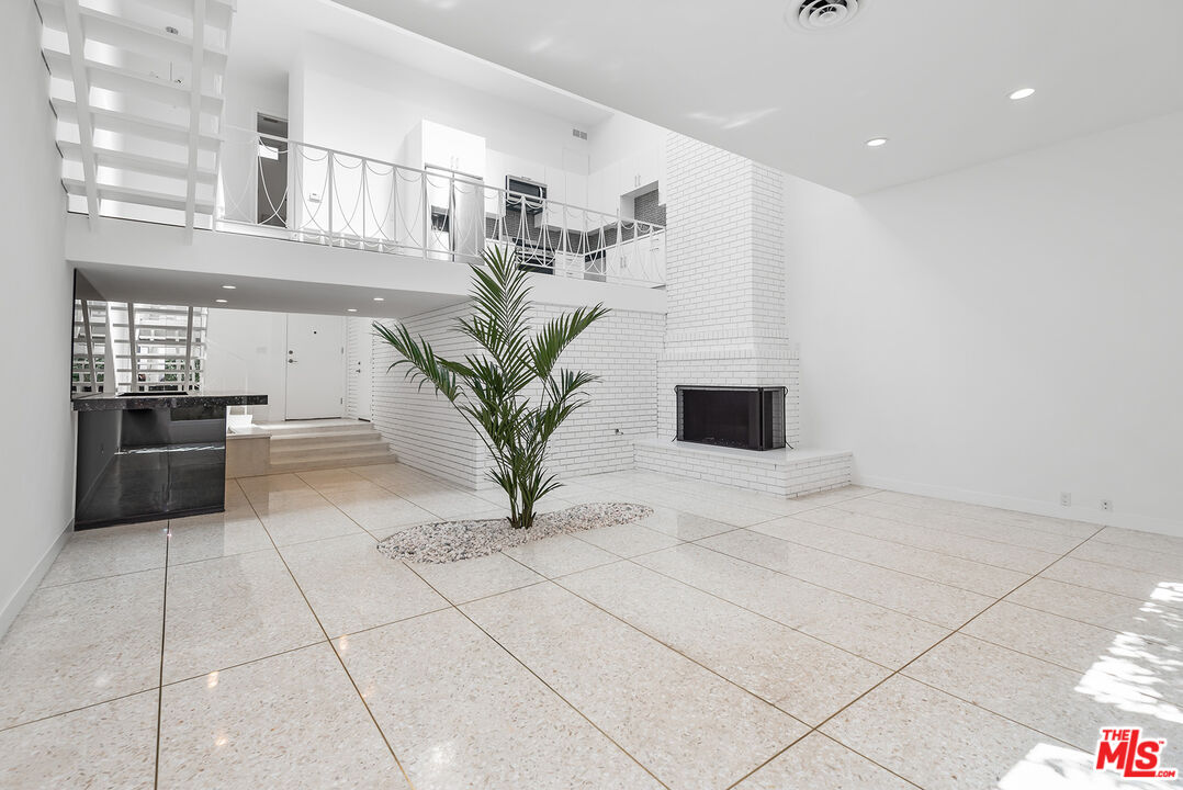 764 N DOHENY DR Unit: 2