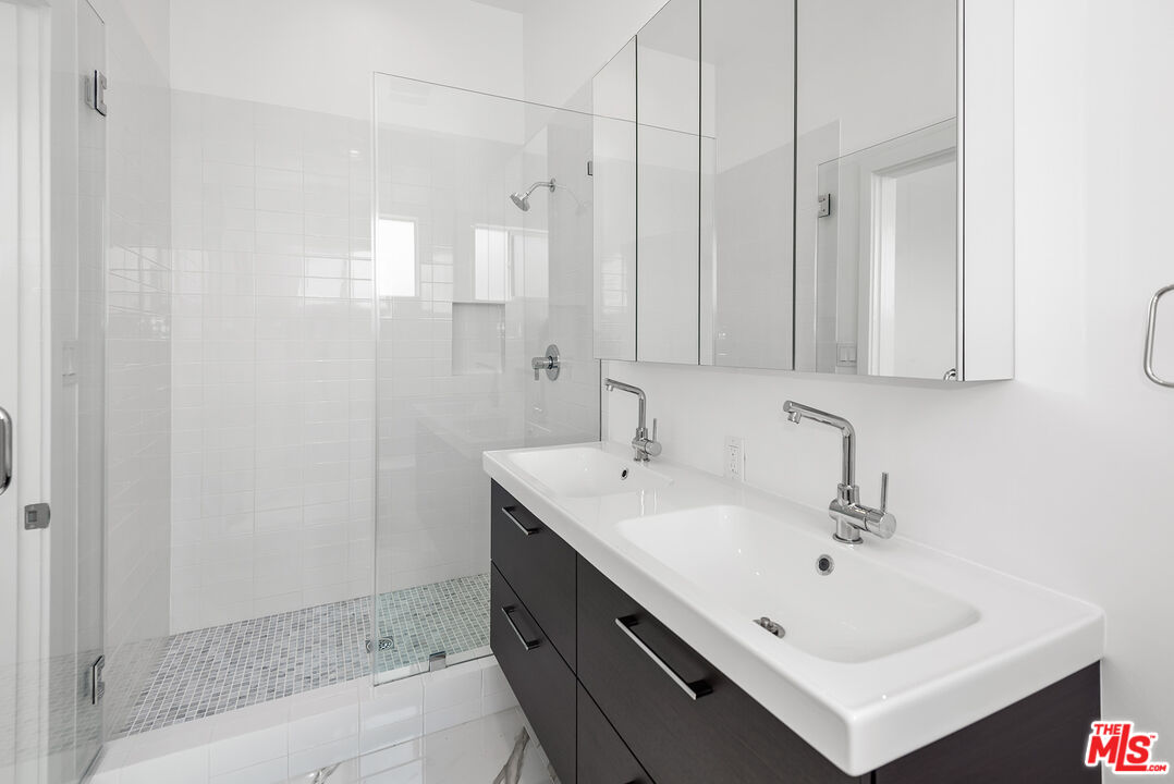 764 N DOHENY DR Unit: 2