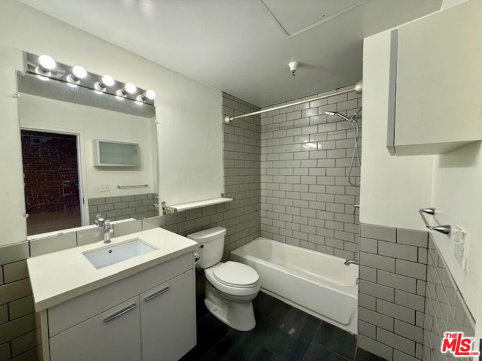 500 Molino St Unit: 201