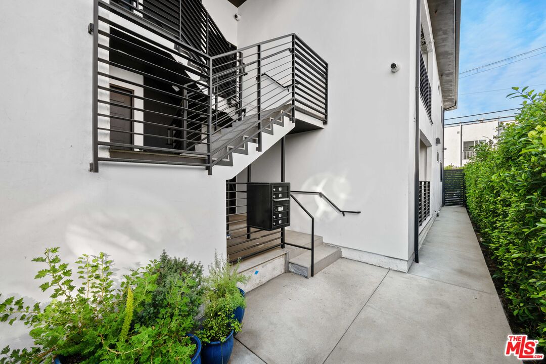 1211 S Sherbourne Dr Unit: 1