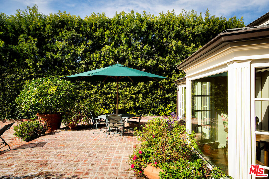 10030 Toluca Lake Ave