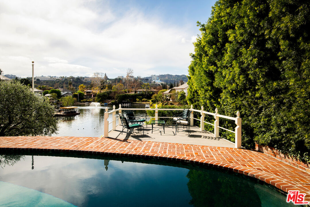 10030 Toluca Lake Ave