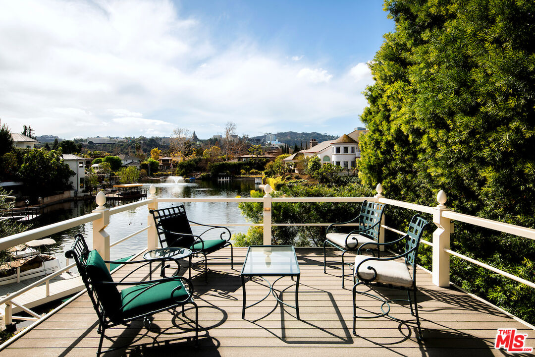 10030 Toluca Lake Ave