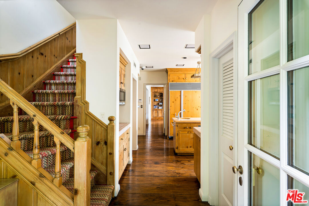 10030 Toluca Lake Ave