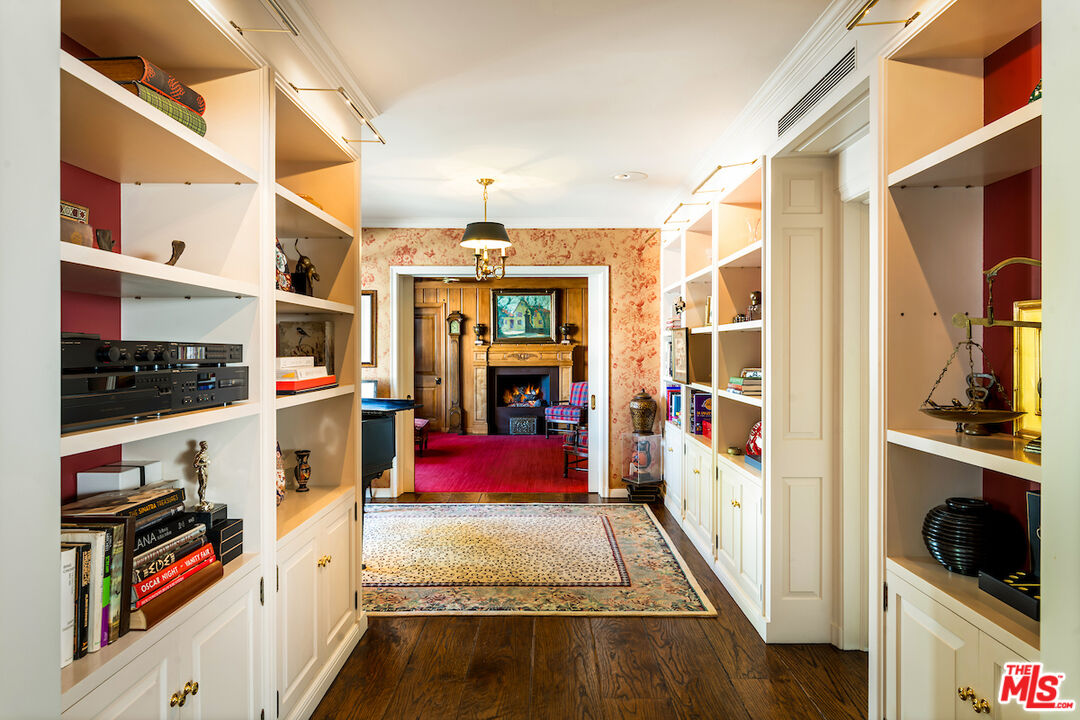 10030 Toluca Lake Ave