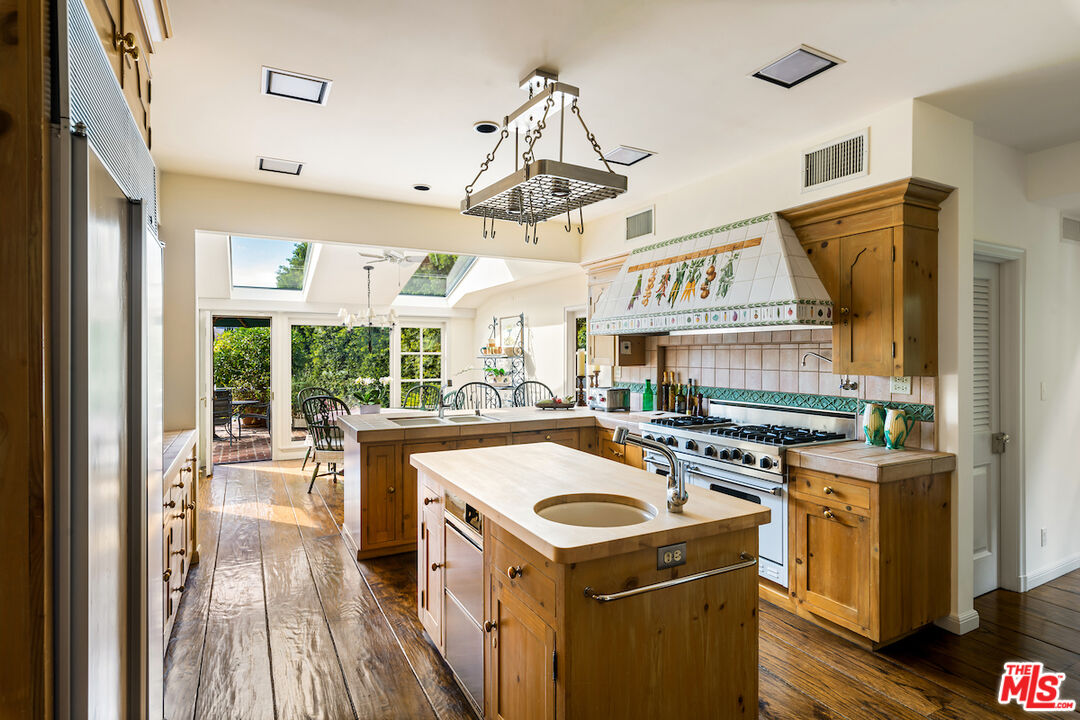 10030 Toluca Lake Ave