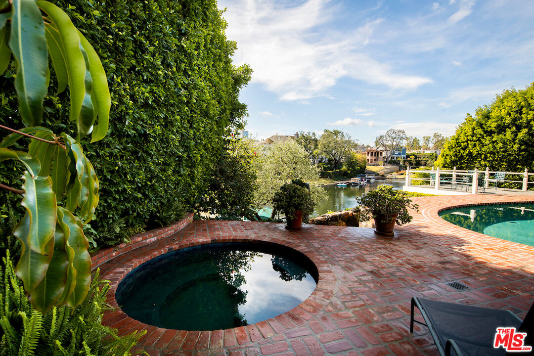 10030 Toluca Lake Ave