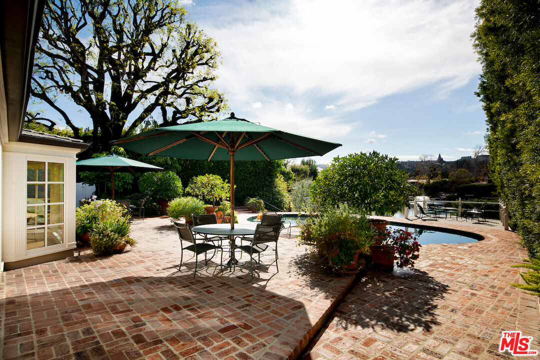 10030 Toluca Lake Ave