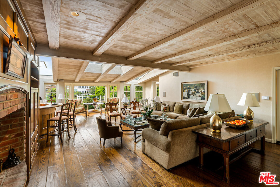 10030 Toluca Lake Ave