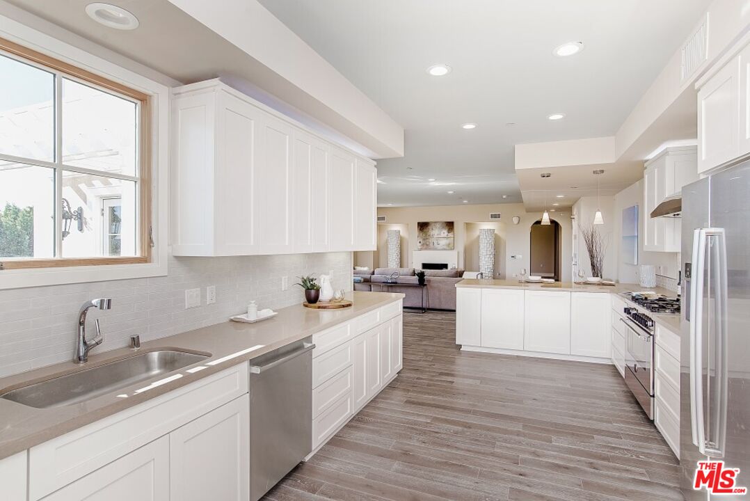 313 S REEVES DR Unit: 102