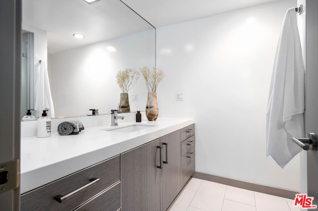 11657 Chenault St Unit: 102