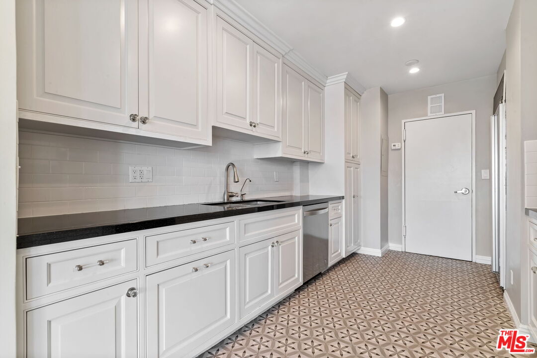 875 Comstock Ave Unit: 4C