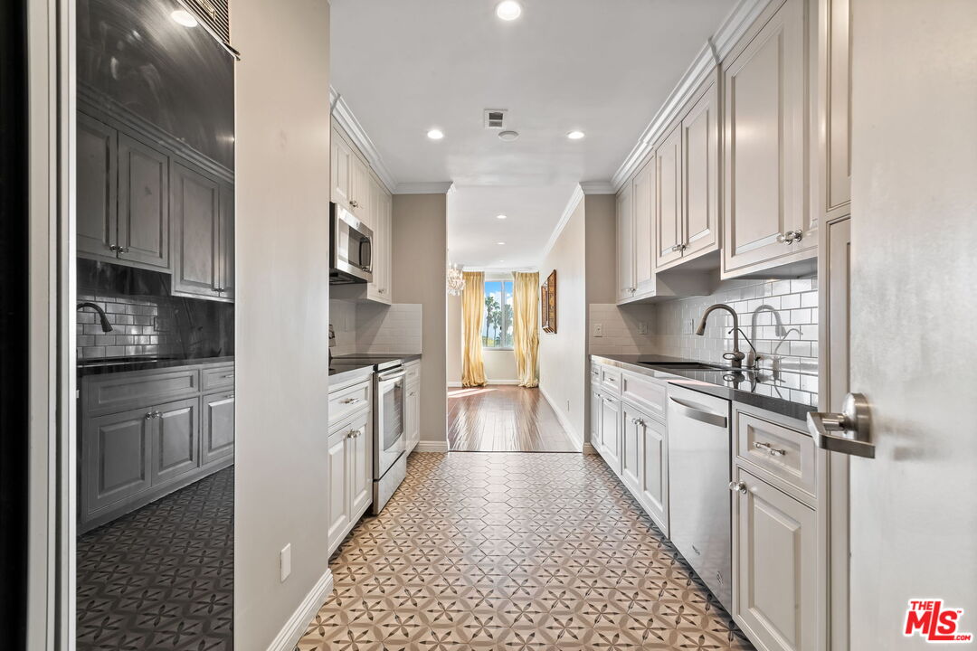 875 Comstock Ave Unit: 4C