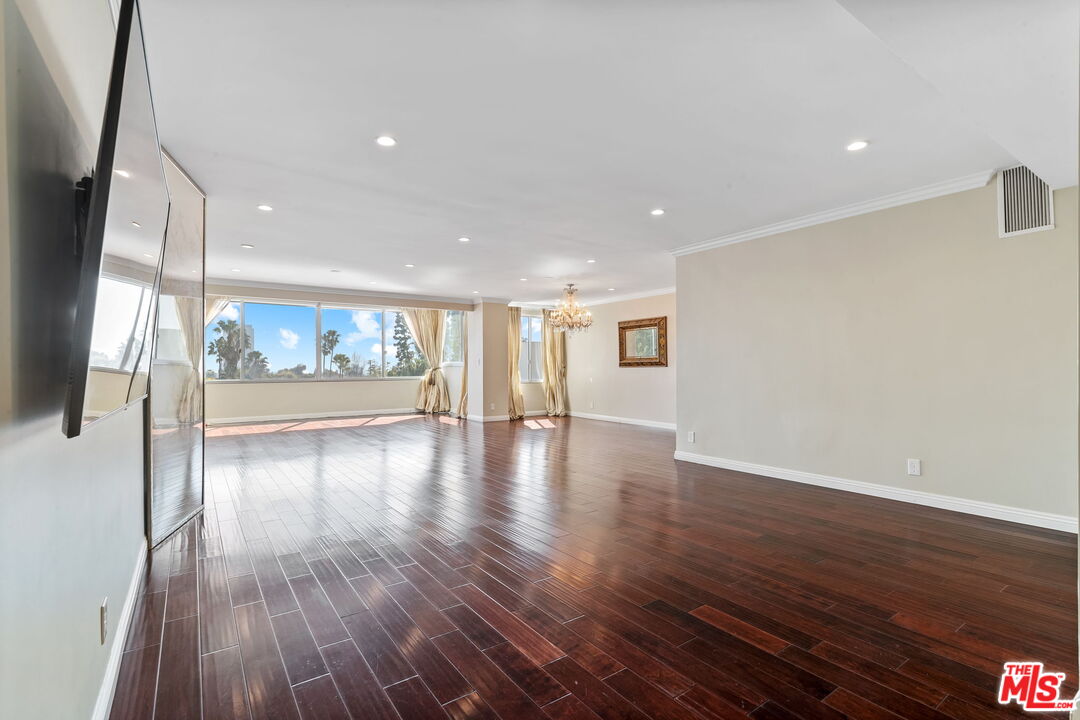 875 Comstock Ave Unit: 4C