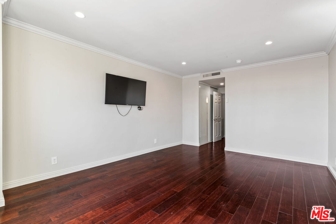 875 Comstock Ave Unit: 4C