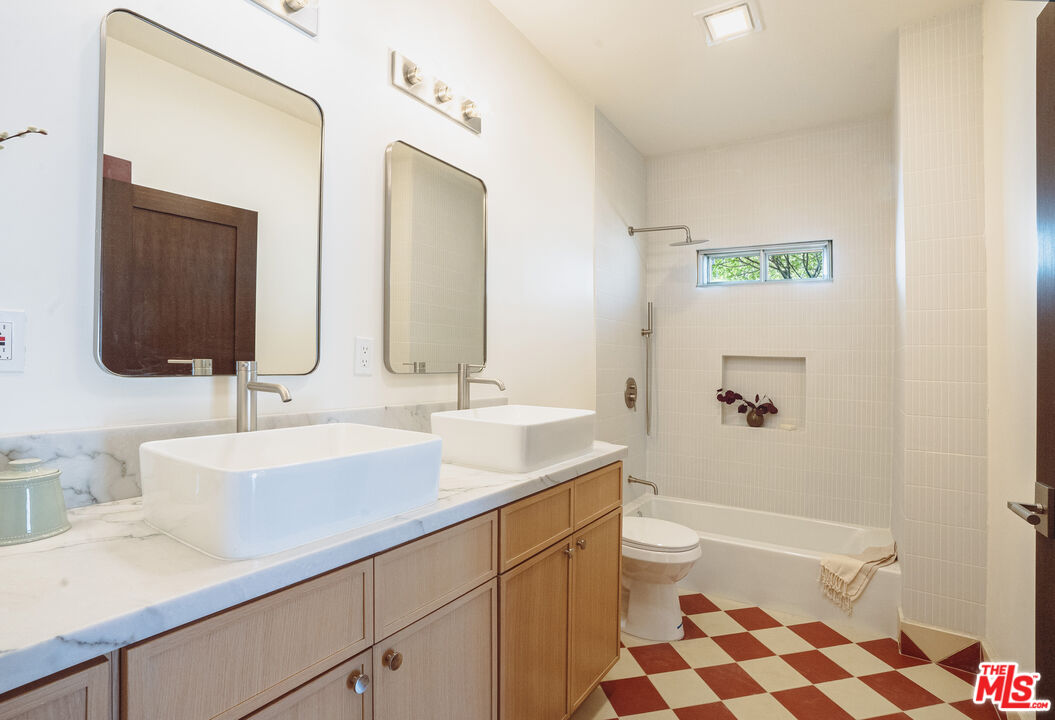 1093 W Kensington Rd