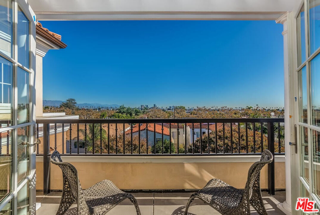 313 S Reeves Dr Unit: 201