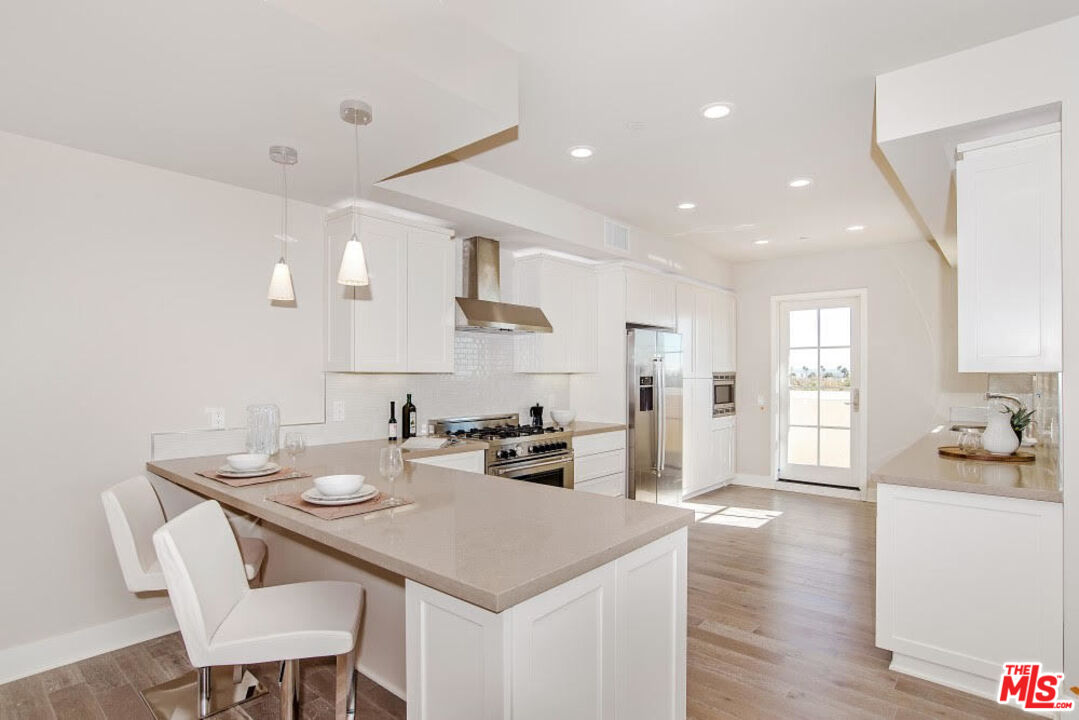 313 S Reeves Dr Unit: 201