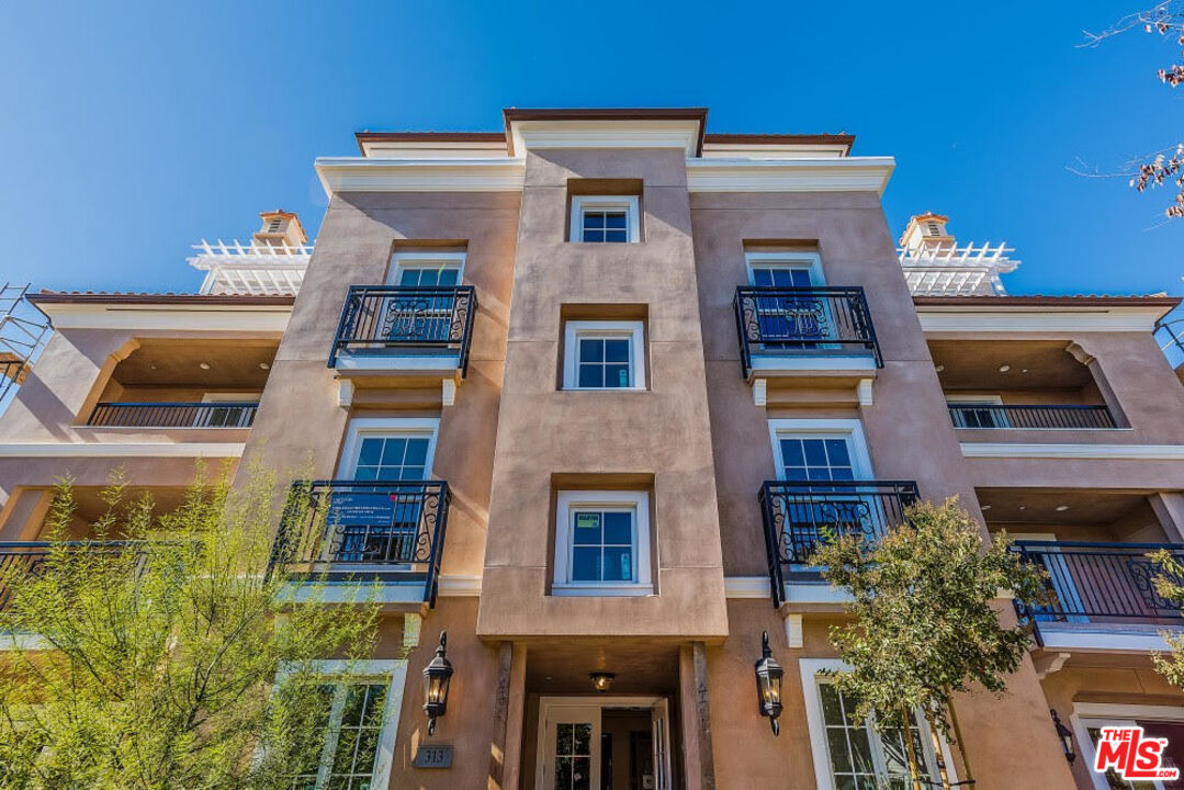 313 S Reeves Dr Unit: 201