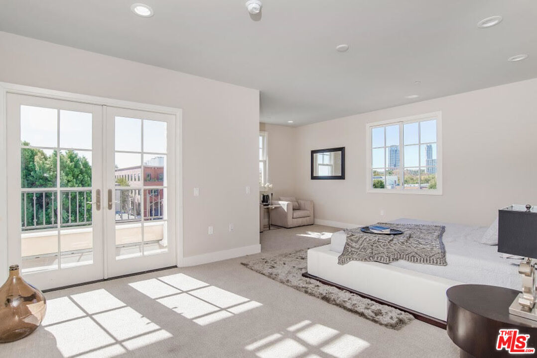 313 S Reeves Dr Unit: 201