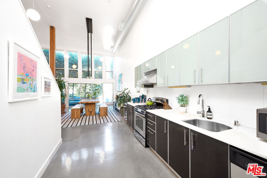 4215 Glencoe Ave Unit: 102