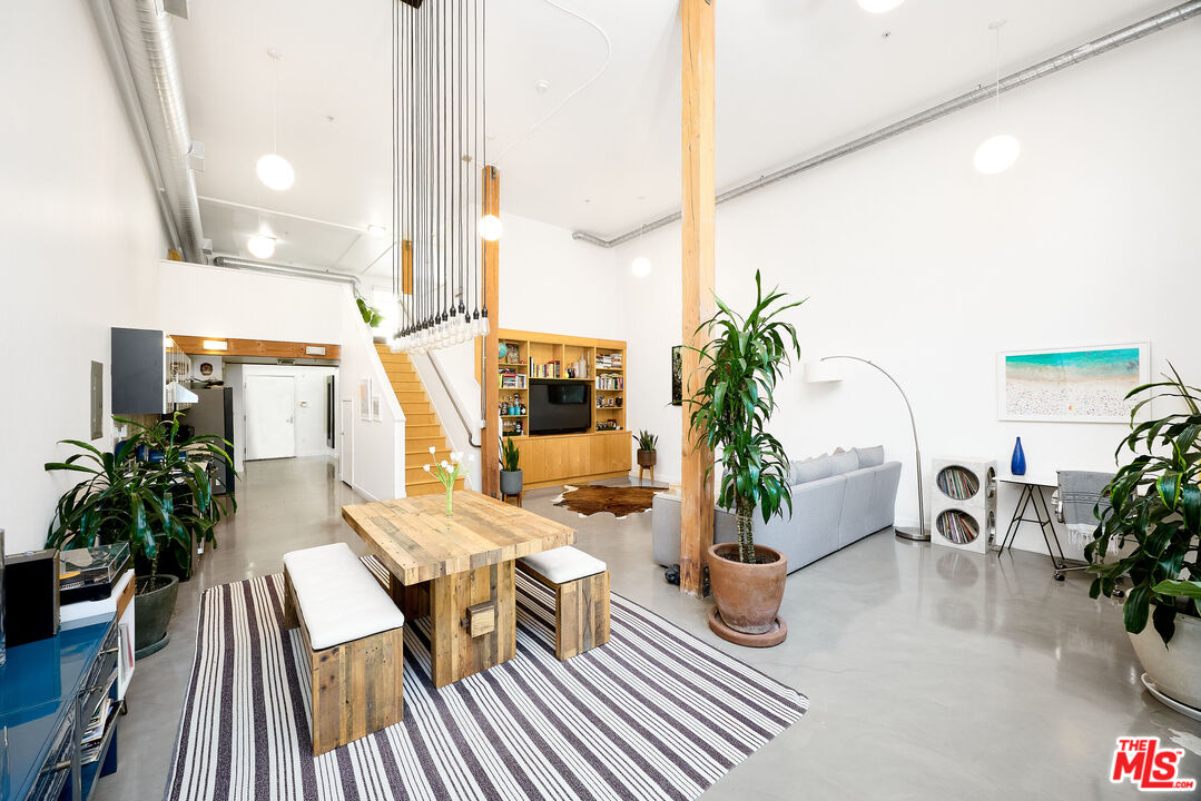 4215 Glencoe Ave Unit: 102