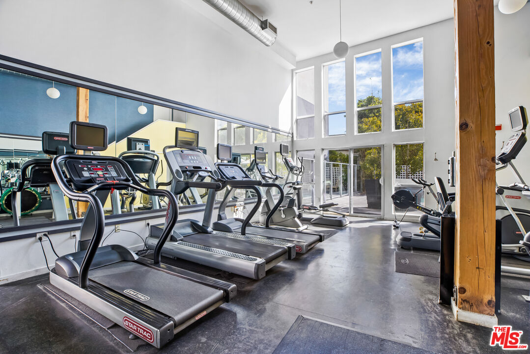 4215 Glencoe Ave Unit: 102