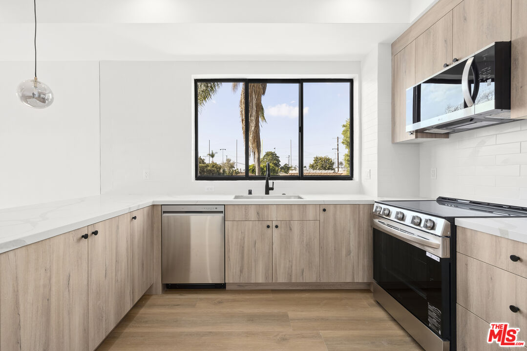 3856 Beethoven St Unit: 1/2