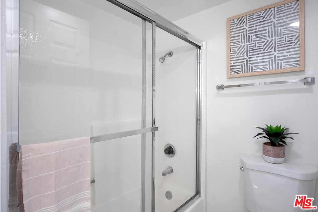 21550 Burbank Blvd Unit: 207