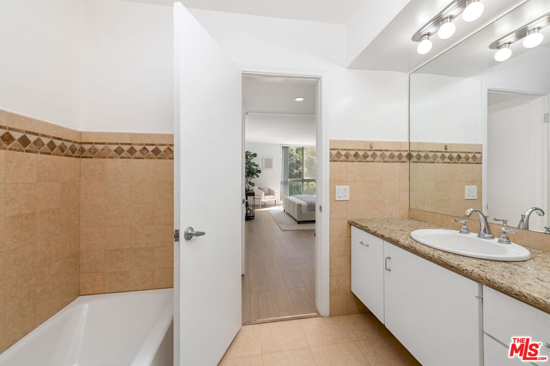 1015 N Kings Rd Unit: 302