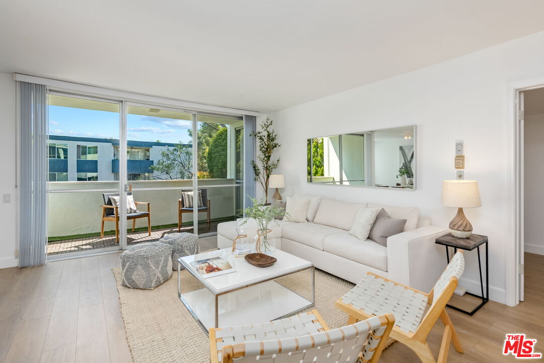 1015 N Kings Rd Unit: 302