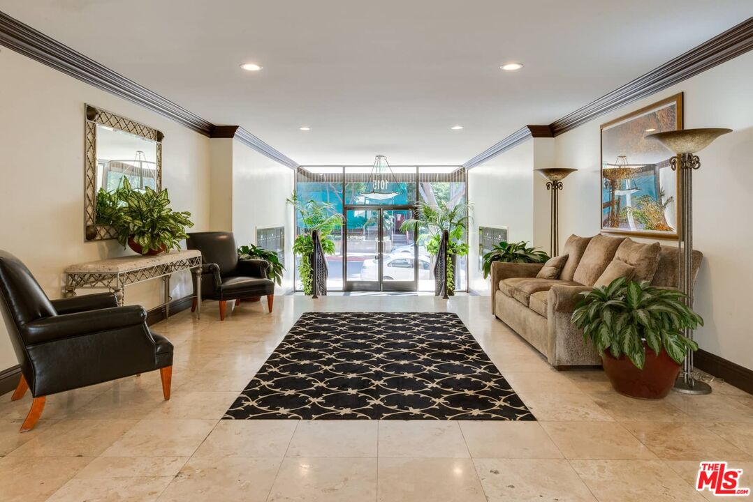 1015 N Kings Rd Unit: 302