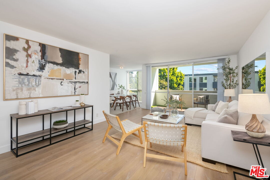 1015 N Kings Rd Unit: 302