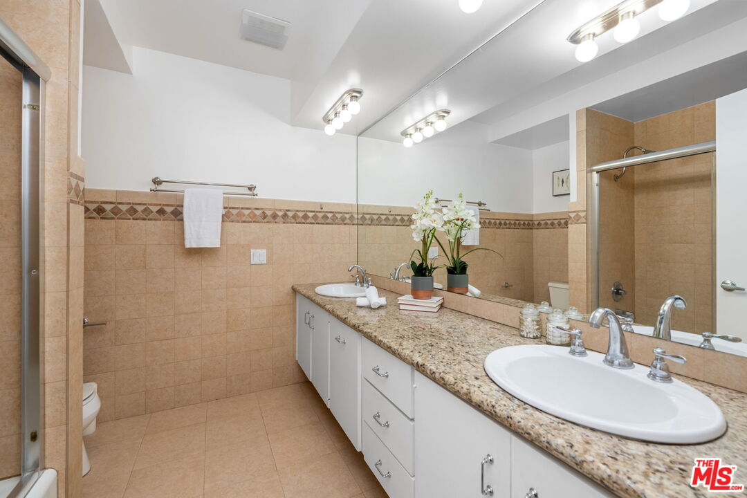 1015 N Kings Rd Unit: 302