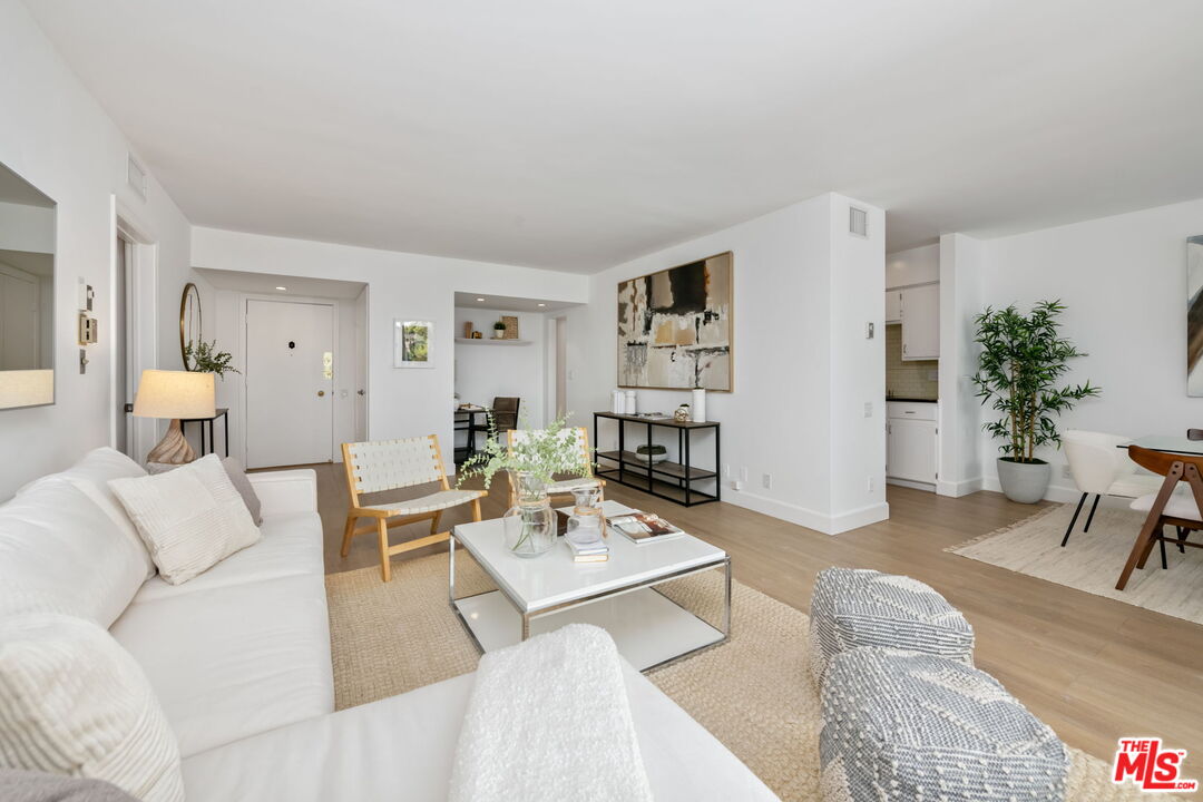 1015 N Kings Rd Unit: 302